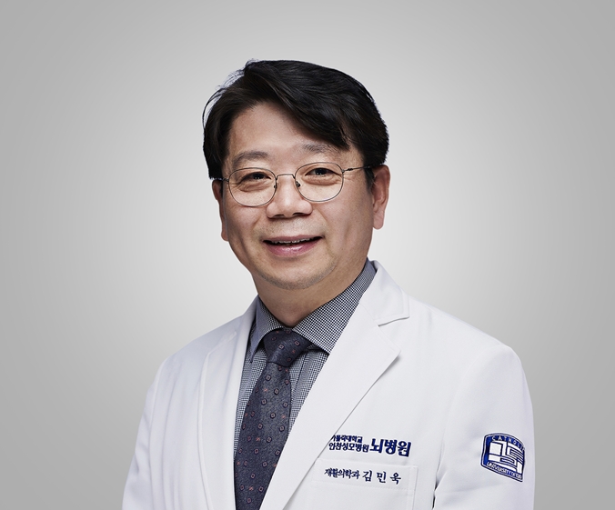 $봄철 야외활동 늘며 발바닥 찌릿’…족저근막염 의심